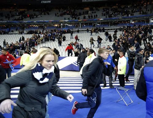 Du khách và người dân hoảng loạn khi có khủng bố tại sân vận động Stade de France. Ảnh: Independent.