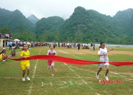 Các VĐV khối tiểu học tham gia thi đấu môn điền kinh 