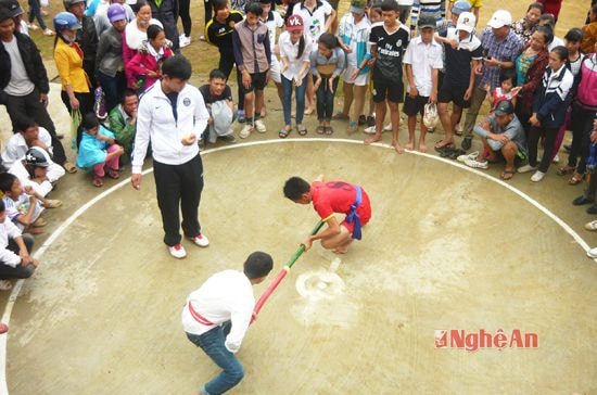 VĐV thi đấu môn đẩy gậy