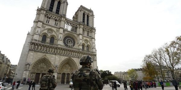 Nhà thờ Đức bà Paris sáng nay vắng bóng khách du lịch, được canh phòng bởi lực lượng an ninh. Ảnh: Le monde