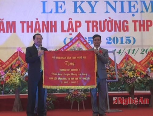 Đồng chí Lê Minh Thông trao tặng bức trướng cho nhà trường.