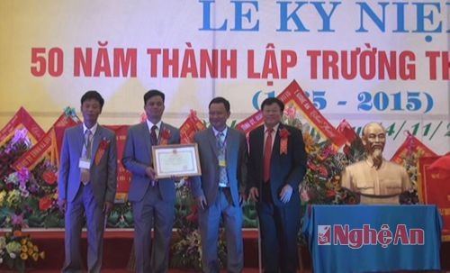  Đồng chí Thái Huy Vinh - Phó giám đốc Sở GD ĐT trao bằng khen của UBND tỉnh cho các cá nhân.