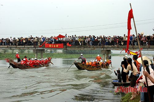 Đua thuyền tại Lễ hội đền Hoàng Mười. Ảnh: Sỹ Minh