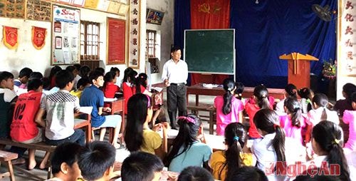 Lớp học tiếng Anh miễn phí của thầy Hoàng Danh Vực ở làng Bắc Sơn, xã Bắc Thành (Yên Thành).