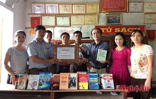 Thư viện tỉnh Nghệ An trao sách cho tủ sách làng Bắc Sơn.