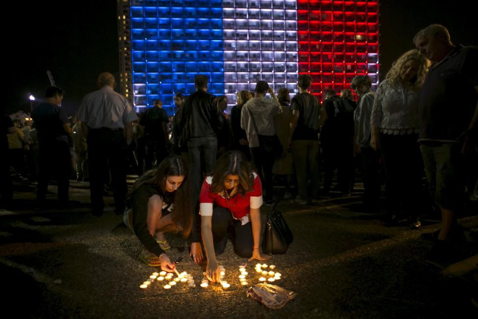 Thắp nến tưởng nhớ các nạn nhân trong loạt vụ tấn công ở Paris tại tòa thị chính Tel Aviv, Israel.