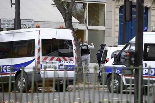 Bên ngoài nhà hát Bataclan sau sự kiện kinh hoàng đêm 13/11. Ảnh: AFP