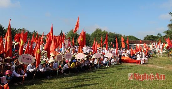 Đông đảo bà con nhân dân xã Thái Sơn tham gia dự lễ đón nhận nông thôn mới