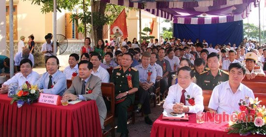 Lãnh đạo Sở nông nghiệp cùng lãnh đạo huyện và các ban ngành dự lễ công bố đón nông thôn mới ở xã Thái Sơn.
