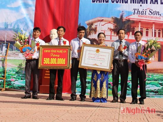 Trao bằng khen cho các cá nhân, tập thể có thành tích xuất sắc trong xây dựng nông thôn mới.