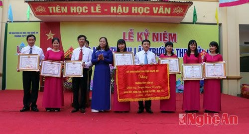 Đồng chí Nguyễn Thị Thu Hường trao bức trướng của UBND tỉnh và bằng khen cho các cá nhân xuất sắc