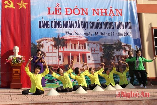 Chương trình văn nghệ chào mừng lễ đón nhận nông thôn mới.