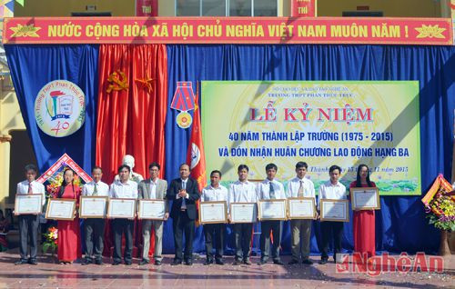 Ông Nguyễn Viết Hưng - Phó Bí thư thường trực, Chủ tịch HĐND huyện Yên Thành trao bằng khen của UBND tỉnh cho 14 cá nhân có nhiều thành tích xuất sắc.