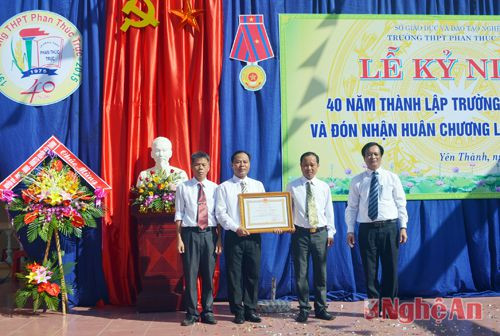Đồng chí Hồ Phúc Hợp, Ủy viên Ban Thường vụ, Trưởng Ban dân vận Tỉnh ủy trao Huân chương Lao động Hạng Ba cho đại diện nhà trường.