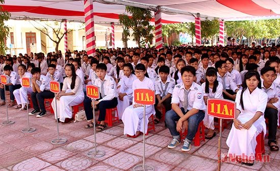 Các em học sinh hân hoan trong ngày kỷ niệm thành lập trường