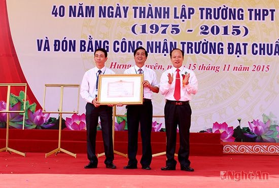 Tập thể Trường THPT Thái Lão vinh dự được đón nhận bằng khen của Thủ tường Chính phủ