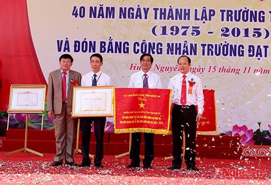 Trường THPT Thái Lão vinh dự đón nhận Cờ thi đua của UBND tỉnh và bằng công nhận Trường đạt chuẩn Quốc gia