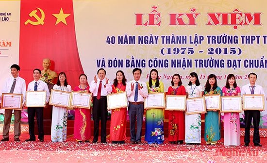 11 giáo viên nhà trường vinh dự được đón nhận bằng khen của của Chủ tịch UBND tỉnh