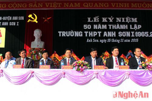 Đồng chí Nguyễn Xuân Sơn - Phó Bí thư Tỉnh ủy, Phó Chủ tịch HĐND tỉnh và các đồng chí lãnh đạo ngành giáo dục, huyện Anh Sơn dự buổi lễ.