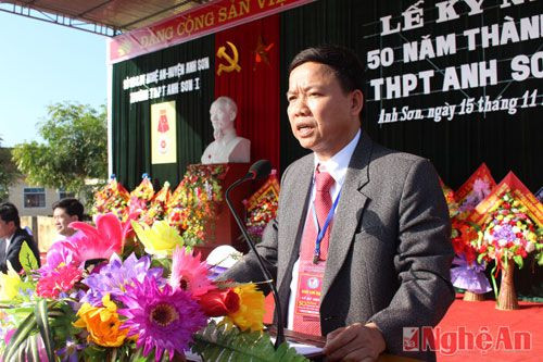 Thầy giáo Nguyễn Cảnh Tuấn - Hiệu trưởng nhà trường ôn lại lịch sử 50 năm của trường