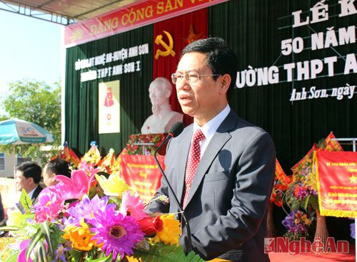 Đồng chí Nguyễn Xuân Sơn - Phó Bí thư Tỉnh ủy, Phó Chủ tịch HĐND tỉnh phát biểu ghi nhận những thành tích của trường trong 50 năm qua.