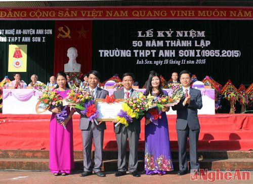 Đồng chí Nguyễn Xuân Sơn - Phó Bí thư Tỉnh ủy, Phó Chủ tịch HĐND tỉnh tặng Bằng khen của Thủ tướng Chính phủ cho nhà trường.