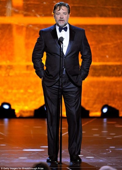 Tài tử Russell Crowe cùng nhiều ngôi sao liên tục chia sẻ số điện thoại các đại sứ quán nước ngoài ở Paris lên Twitter để giúp đỡ mọi người đang ở Paris.
