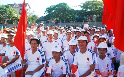 Đông đảo lực lượng vũ trang, nhân dân và bà con xã Diễn Thành có mặt tại buổi lễ