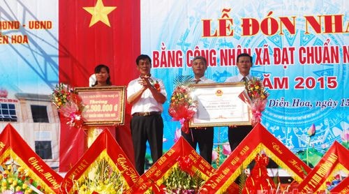 Đồng chí Nguyễn Hồ Lâm- Phó Chánh Văn phòng – Thường trực, Văn phòng điều pối Nông thôn mới tỉnh trao bằng công nhận xã đạt chuẩn NTM cho xã Diễn Hoa.