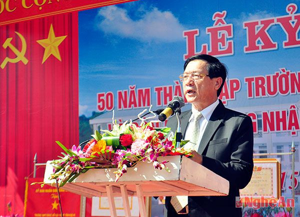 Đồng chí Lê Minh Thông phát biểu, chúc mừng những thành tích mà trường THPT Tân Kỳ đạt được trong suốt 50 năm qua