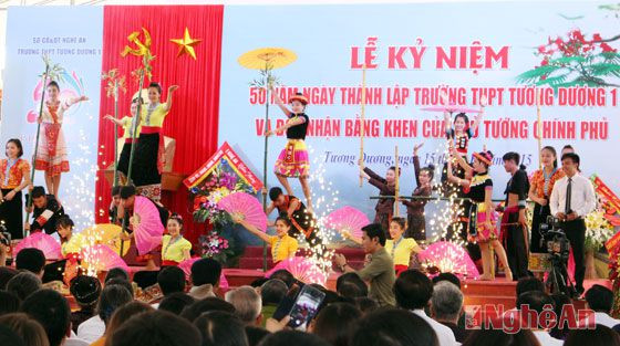 Tiết mục văn nghệ chào mừng Lễ kỷ niệm 50 năm thành lập Trường THPT Tương Dương 1.