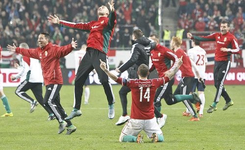 Niềm vui khi giành vé dự Euro của các cầu thủ Hungary. Ảnh: Reuters.