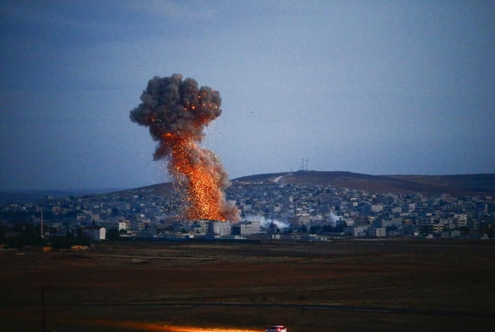 Khói bốc lên tại thị trấn Kobani, Syria sau một cuộc không kích hôm 18/10/2014.