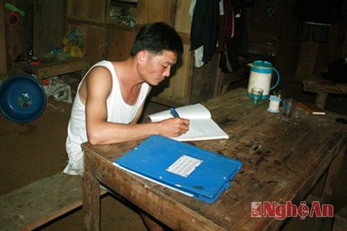 Thầy giáo Phan Văn Hòa đang soạn bài trong 