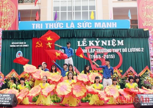 Tiết mục văn nghệ đặc sắc do học sinh trường biểu diễn.