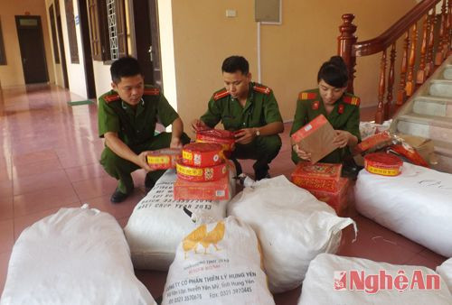 công an huyện Quỳnh Lưu kiểm tra tang vật là các loại pháo nổ