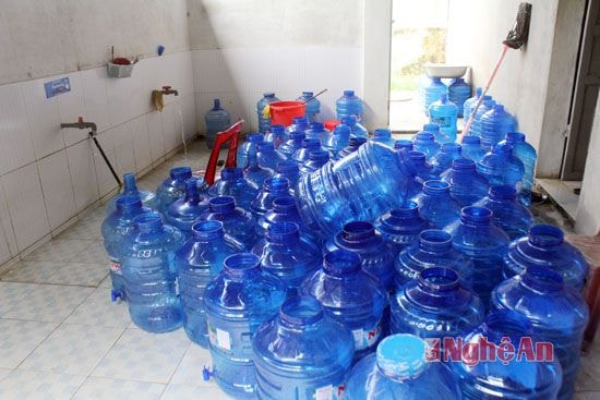 Khâu vệ sinh bình của nhiều cơ sở sản xuất nước uống đóng đang tiềm ẩn nhiều nguy cơ lây lan vi khuẩn