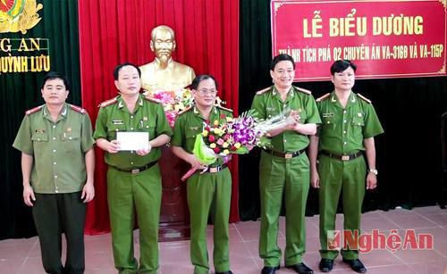 : Đồng chí Nguyễn Mạnh Hùng- PGĐ Công an tỉnh khen thưởng 2 chuyên án VA 316Đ và VA 15P 