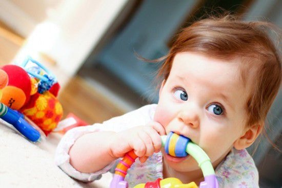 Trẻ ngậm đồ chơi có mùi thơm dễ dẫn đến tử vong. Ảnh: Internet