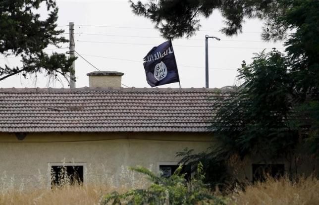 Một lá cờ của IS tại khu vực hải quan ở cửa khẩu Jarablus của Syria, ảnh chụp từ thị trấn Karkamis của Thổ Nhĩ Kỳ hôm 1/8. Ảnh: Reuters.