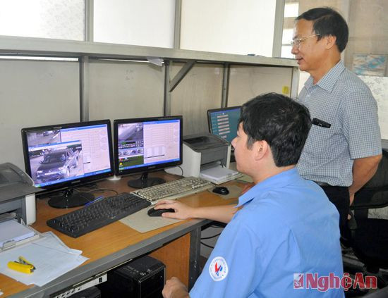 Cán bộ kiểm Cán bộ kỹ thuật tại Trung tâm Kiểm định phương tiện xe cơ giới Nghệ An cập nhật hình ảnh của phương tiện kiểm địn