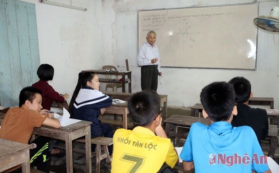 Năm nay đã 83 tuổi, về hưu được hơn 20 năm nhưng từ ngày đấy đến nay thầy giáo Hoàng Kỳ vẫn miệt mài với những lớp dạy thêm miễn phí dành cho học sinh nghèo