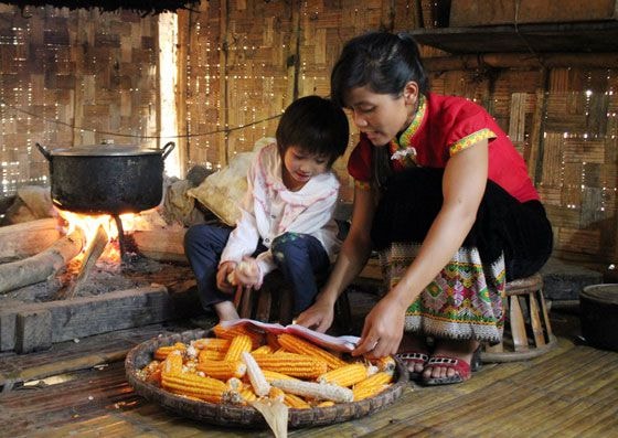 Cô giáo Cụt Thị Xáo cùng học sinh bên bếp ản giản dị của nhà trường tại điểm trường Xốp Cháo,trường tiểu học xã Lượng Minh, huyện Tương Dương