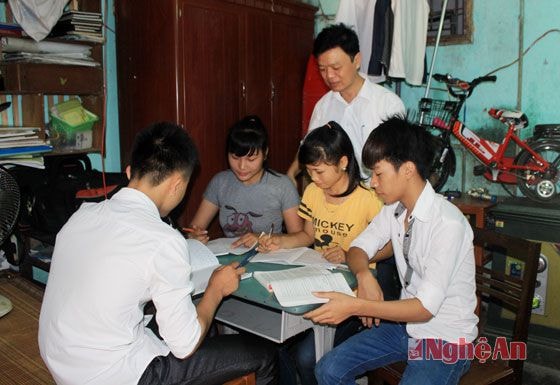 Giáo viên trường THCS Mường Quạ (Con Cuông) tình nguyện nhường nơi ở và xung phong ở lại trường để phụ đạo học sinh lớp 12 chuẩn bị thi THPT quốc gia