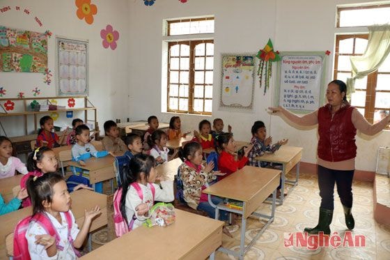 Cô giáo ở điểm trường Thung Khạng, Quỳ Châu, ngày ngày lội ụng, vượt quãng đường rừng gần 20 km để dạy chữ cho học sinh vùng khó