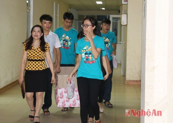 Cô và trò trường THPT Lê Viết Thuật tặng quà cho bệnh nhân nhi vào dịp tết Trung thu