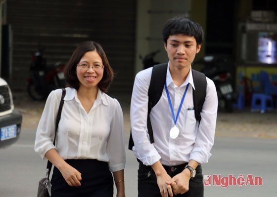 Cô giáo Lê Thị Thơ An và học sinh Nguyễn Ngọc Khánh trở về sau kỳ thi Olimpic Vật Lý quốc tế. Vượt lên vất vả và hoàn cảnh gia đình, cô giáo Lê Thị Thơ An là một tấm gương đầy nghị lực được bạn bè, đồng nghiệp, học trò kính phục