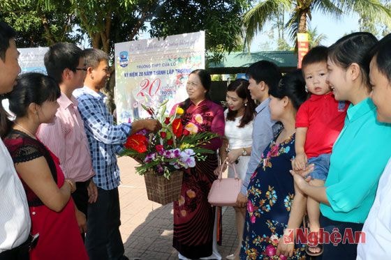 Cô giáo Nguyễn Thị Thu Hương và học trò cũ trong ngày hội trường ở trường THPT Cửa Lò