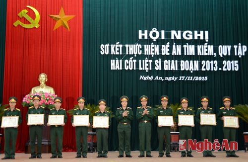 Lãnh đạo Bộ Tư lệnh Quân khu 4 tặng bằng khen cho các tập thể, cá nhân có nhiều thành tích xuất sắc trong công tác tìm kiếm, quy tập hài cốt liệt sĩ.