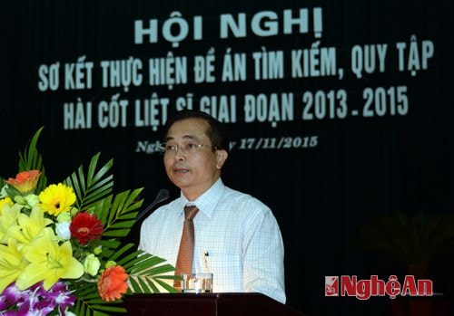 Đồng chí Lê Ngọc Hoa phát biểu chia sẻ những kinh nghiệm tìm kiếm, quy tập có hiệu quả của tỉnh Nghệ An.